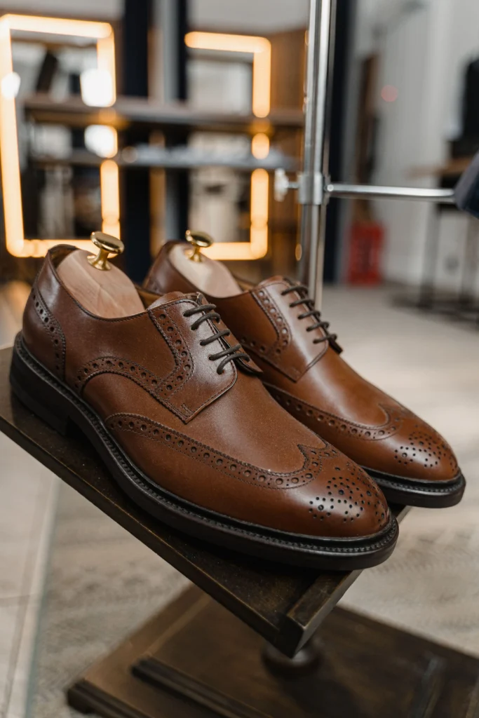 Eleganckie skórzane buty do garnituru dla Pana Młodego przygotowane na ślub