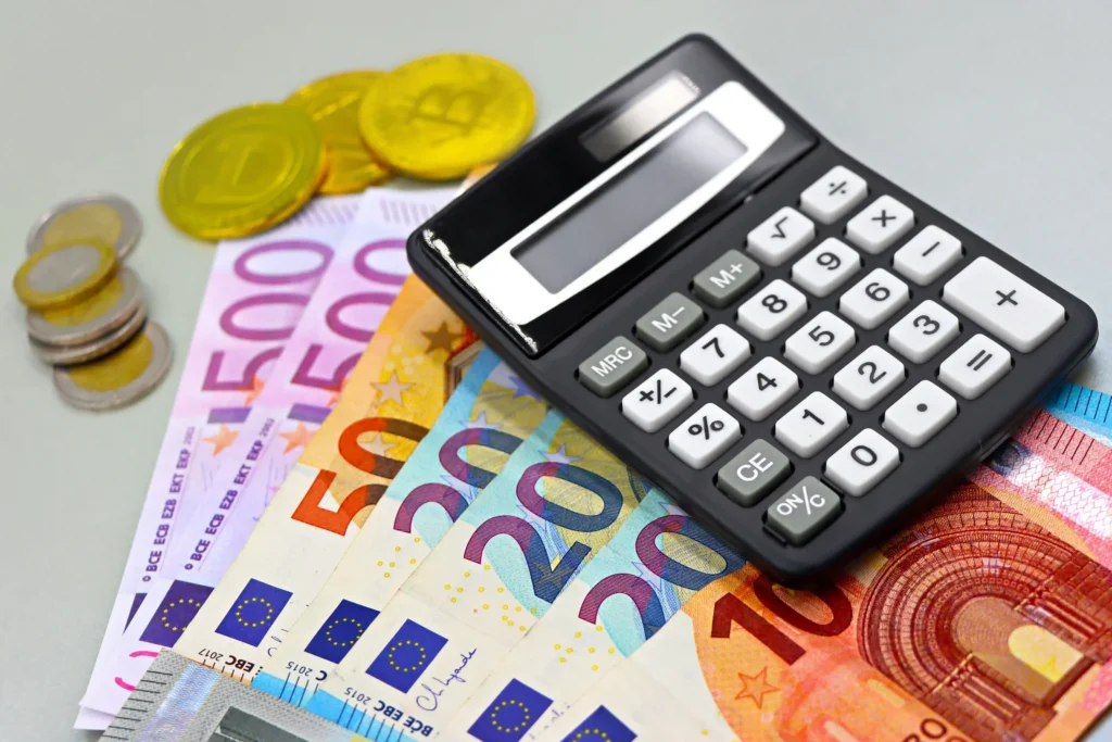 Para młoda analizująca umowy i budżet weselny z kalkulatorem i notatkami